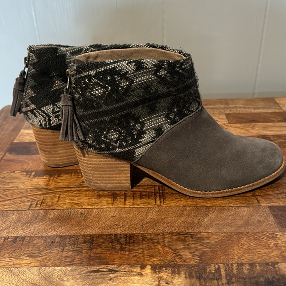 TOMS Suede Ankle Booties, Western, Block Heel, Gray, Black, Gently Used, Size 8 - Picture 1 of 14